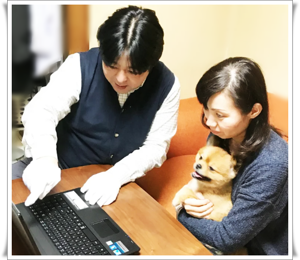 京都でパソコン修理を行う際に分かりやすく説明しながら対応する出張サポートの様子