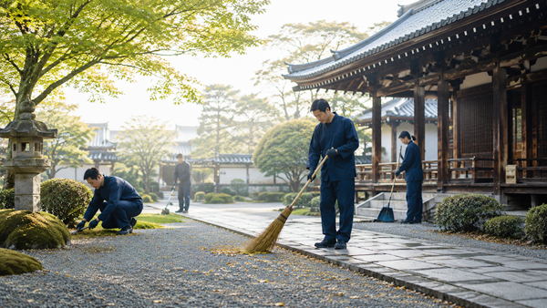 境内の清掃・草刈り・落ち葉清掃