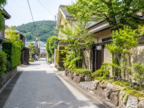 京都の住宅街と空き家管理のイメージ