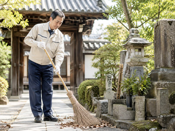 京都の寺院で境内や墓地を清掃するスタッフ